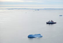 Forschungsschiff Polarstern in der Antarktis Meereis