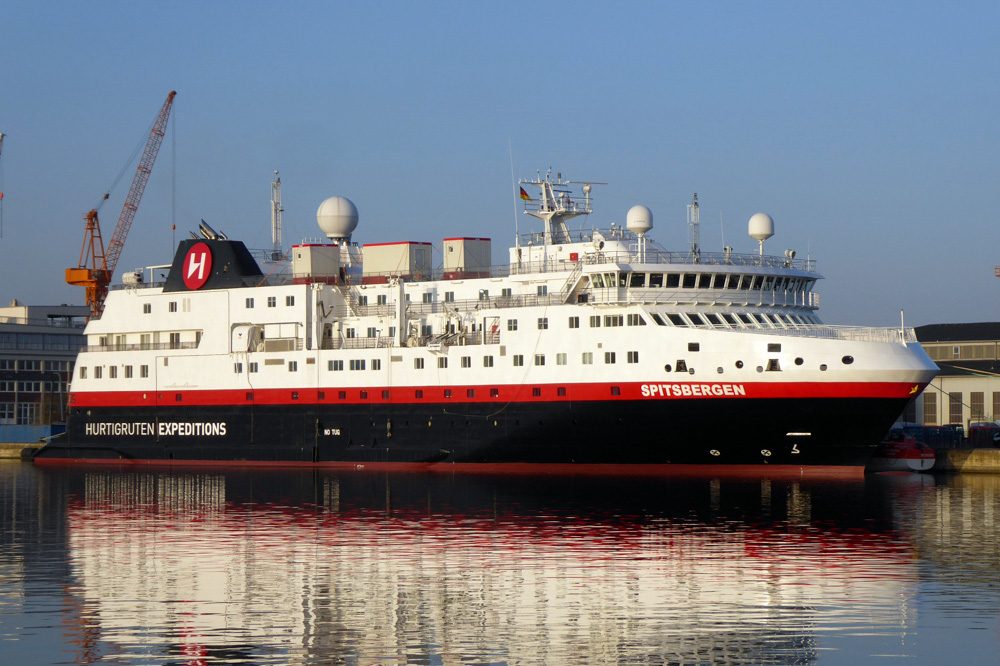 Hurtigruten bei Bredo, Spitsbergen