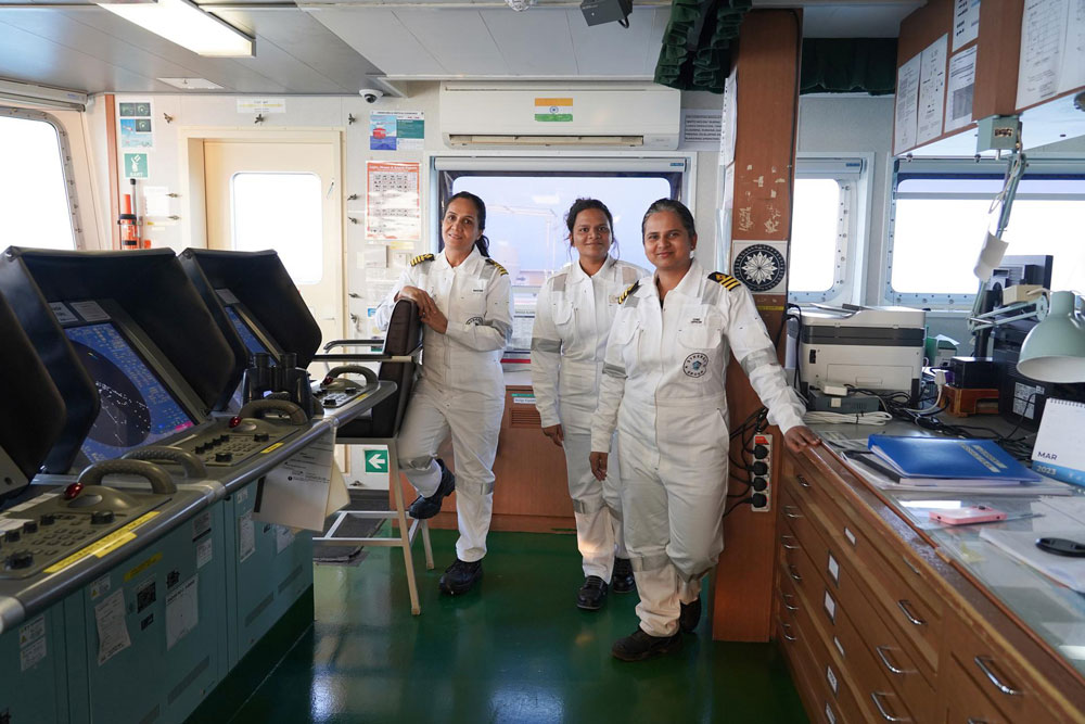 Neue Schutzausrüstung für Kapitänin Radhika Menon, Dritte Offzierin Noopur Mohire, und Chief-Offzierin Reshma Murkar