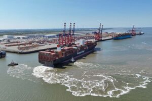 Jade-Weser-Port, Dienste, THE Alliance, Hapag-Lloyd Al Zubara Contaimnerschiff in Wilhelmshaven am CTW, Maersk, Niedersachsen, Häfen