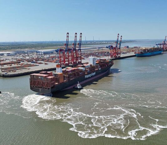 Jade-Weser-Port, Dienste, THE Alliance, Hapag-Lloyd Al Zubara Contaimnerschiff in Wilhelmshaven am CTW, Maersk, Niedersachsen, Häfen