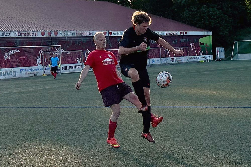 Bankers vs. Shipowners Fußballspiel 2023 Zweikampf um den Ball