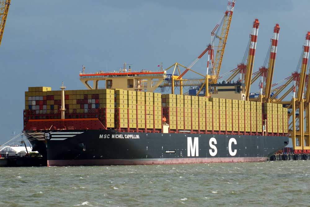 MSC tauft Rekordschiff und plant mit Landstrom an der Weser