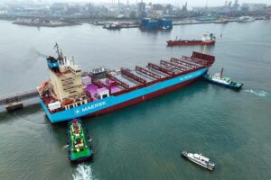 Maersk Methanol Feeder Schiff bunkert im Hafen Ulsan OCI Global