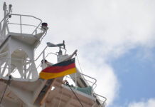 Reeder, Ausbildung, Deutsche Flagge Mast c Selzer