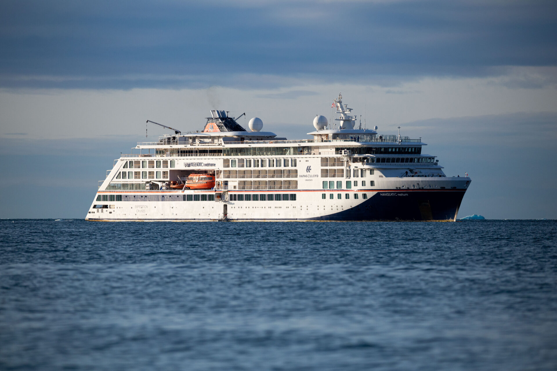 Hapag Lloyd Cruises schickt ein Kreuzfahrtschiff durch die Nordwestpassage