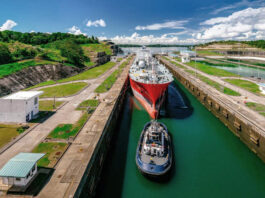 Produktentanker im Panamakanal ACP