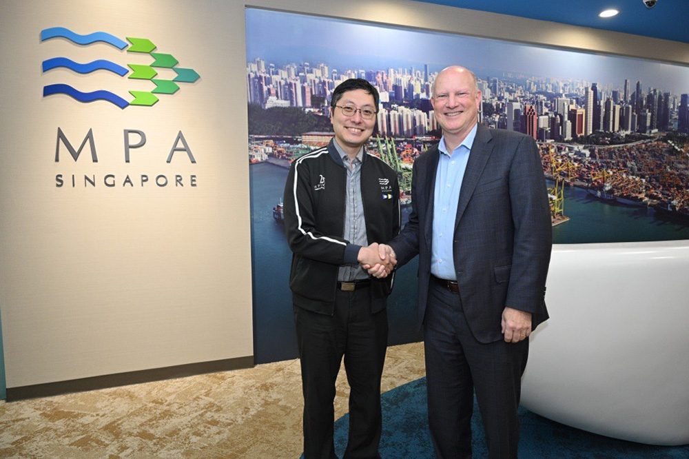 Teo Eng Dih Chief Executive MPA and John McDonald ABS President and COO wollen die Elektrifizierung von Schiffen vorantreiben