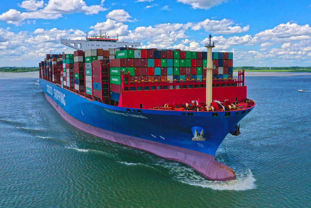Die »Cosco Shipping Taurus« hat als erstes Containerschiff am CTT Landstrom bezogen
