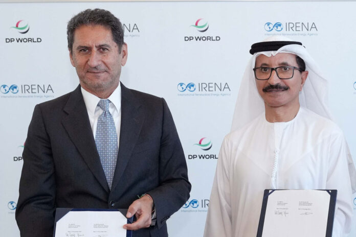 Die von IRENA-Generaldirektor Francesco La Camera (links) und DP World Group Chairman und CEO Sultan Ahmed bin Sulayem unterzeichnete Vereinbarung legt den Schwerpunkt auf die Identifizierung und Umsetzung von Dekarbonisierungslösungen im gesamten Sektor © DP World