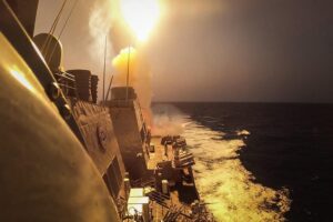 US-Zerstoerer im Roten Meer bekämpft Raketen der Huthis