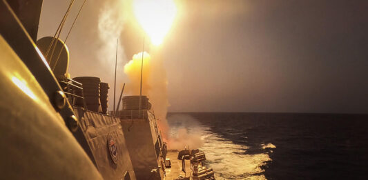 US-Zerstoerer im Roten Meer bekämpft Raketen der Huthis