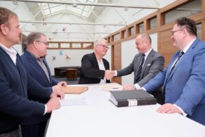 (v.l.): Tommy Sjöberg (Technischer Leiter Sauer Compressors Nordics), Anders Jacobi (Bereichsleiter Hydraulik Sauer Compressors Nordics), Mats Söder (CEO Sauer Compressors Nordics), Hendrik Murmann (CEO Sauer Compressors Gruppe) und Dirk Slottke (CSO Sauer Compressors Gruppe) setzen ihre Zusammenarbeit unter dem Dach der Sauer Compressors Gruppe fort