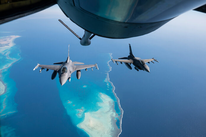 F16-Kampfflugzeuge der US Air Force über dem Roten Meer, Symbolbild