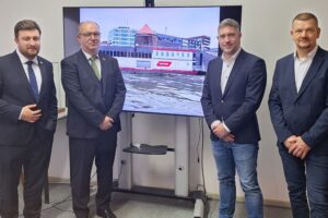 Gaben den Auftrag gemeinsam bekannt (v.l.): die beiden Geschäftsführer der Hitzler Werft Kai Klimenko und Marek Klimenko mit Michael Meyer (Geschäftsführer Hoyer Marine GmbH) und Frank Mehl (Technischer Inspektor Hoyer Marine GmbH)
