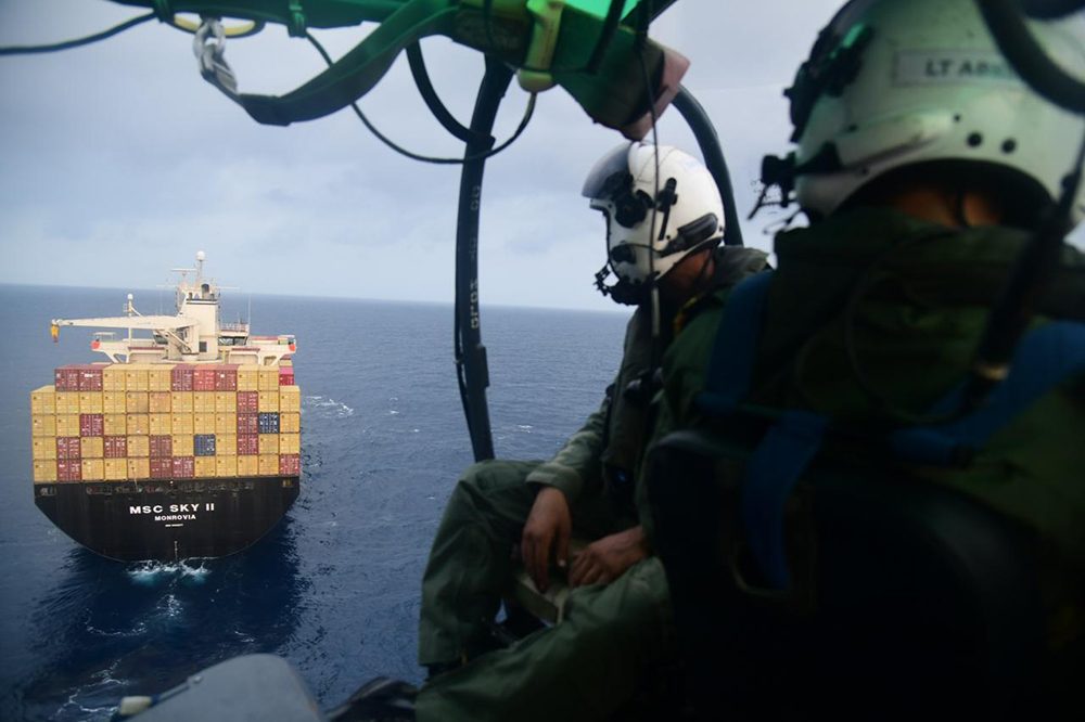 MSC Sky II im Golf von Aden, Indian Navy