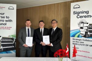 Unterzeichnung des Vertrags in Dänemark (v.l.): Lars Ascanius (Senior Manager, Two-Stroke Engine Lifeycle Management), und Finn Fjeldhøj (Senior Manager und Site Manager, Holeby) haben für MAN Energy Solutions unterschrieben; anwesend war ebenfalls Zhu Qi, General Manager und Principle Surveyor, China Classification Society (Europe)