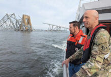 Der Chef der USACE-Ingenieure, Generalleutnant Scott Spellmon, betrachtet die Schäden an der eingestürzten Francis Scott Key Bridge in Baltimore