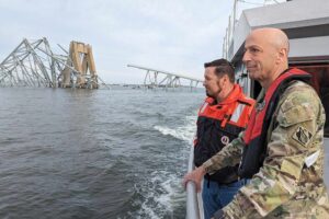 Der Chef der USACE-Ingenieure, Generalleutnant Scott Spellmon, betrachtet die Schäden an der eingestürzten Francis Scott Key Bridge in Baltimore