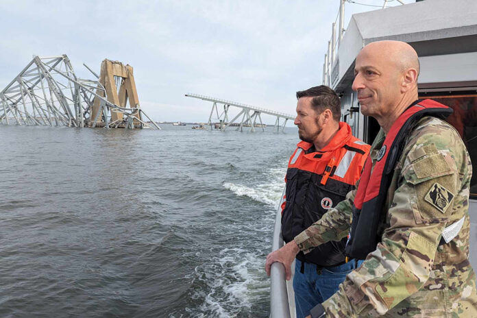 Der Chef der USACE-Ingenieure, Generalleutnant Scott Spellmon, betrachtet die Schäden an der eingestürzten Francis Scott Key Bridge in Baltimore