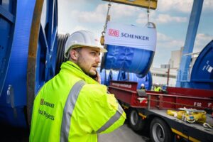 DB Schenker, DSV, Kabeltrommel Verladung Breakbulk Stueckgut