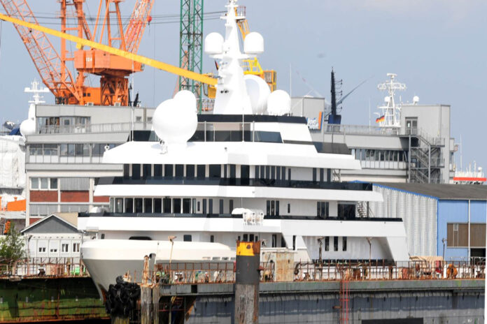 Explorer-Yacht, Voyager, Lloyd Werft, Bremerhaven, Bredo, Dock