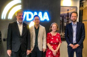 (v.l.): Dieter Janecek, Daniel Yoo, Birgit Ogami, Max von Ungern-Sternberg