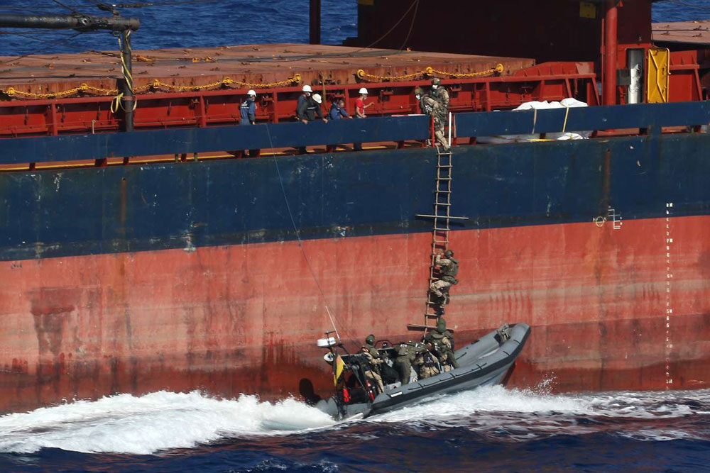 ein speedboot neben einem frachter 1