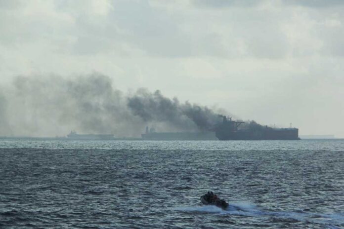 Singapur, Navy, Marine, Tanker, Brand, Feuer, Ceres I, Hafnia Nile