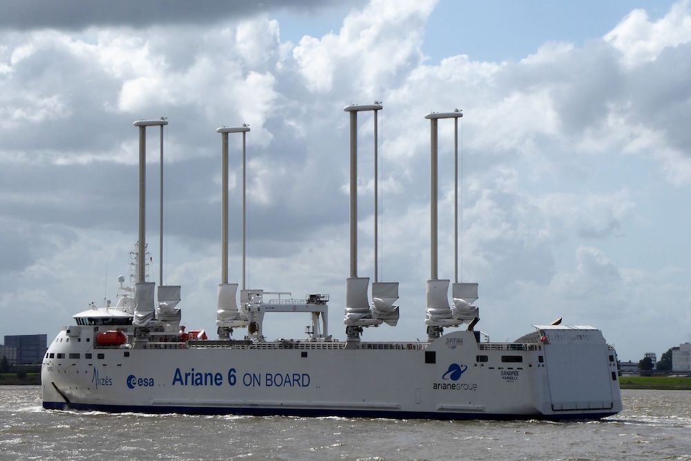 Die »Canopée« transportiert gerade das europäische Servicemodul »ESM 3«, das die Raumsonde Orion während der Mission »Artemis III« zum Mond antreiben soll, von Bremen nach Cape Canaveral.