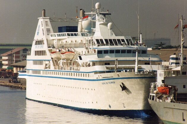 Als »Song of Flower« war das Schiff ab 1989 in die Flotte der US-Kreuzfahrtlinie Radisson Seven Seas Cruises unterwegs.