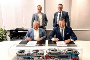 Jörg Mosolf (vorne links), Vorstandsvorsitzender der Mosolf Gruppe, Steffen Klatte (hinten links), Geschäftsführer bei Mosolf Port Logistics & Services, Tim Oltmann (vorne rechts), CEO der Transport Overseas Group, und Christian Weber (hinten rechts), Geschäftsführer der Transport Overseas Group, bei der Übernahme-Unterschrift.