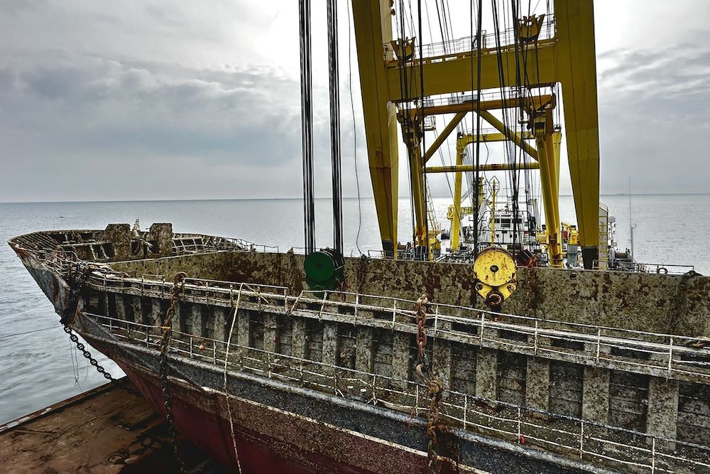 Mit einem sehr leistungsstarken Schwimmkran ist der ca. 50 Meter lange Bug am heutigen Vormittag sicher auf einer Transportbarge abgelegt worden.