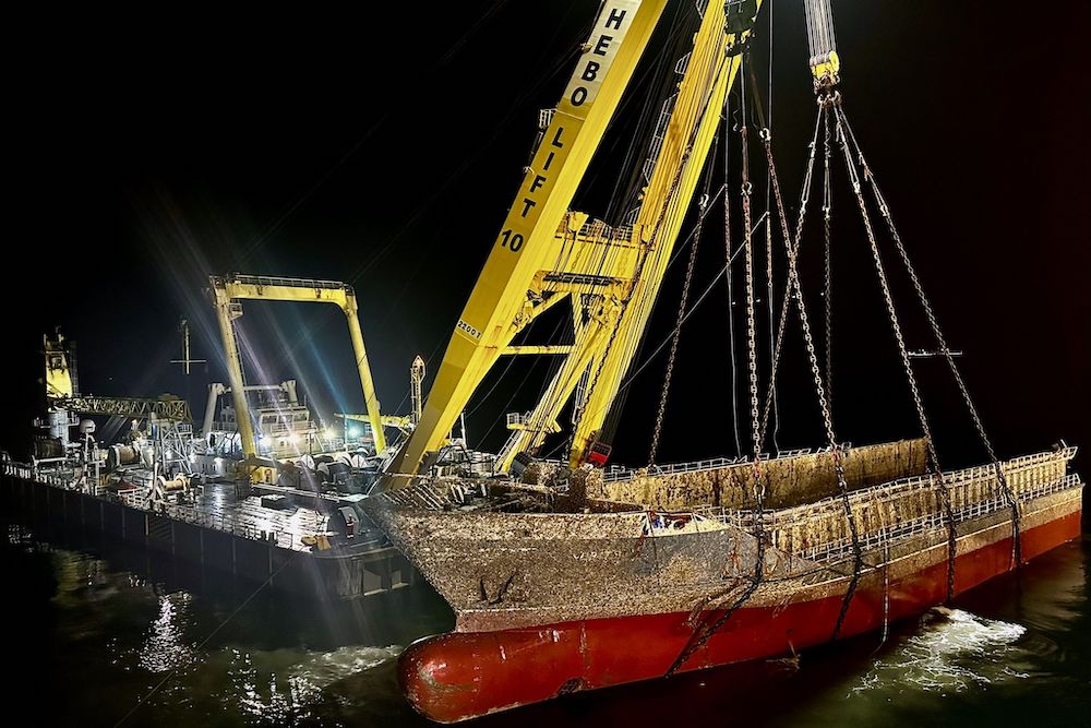 Die Bugsektion der »Verity« wird aus der Nordsee gehoben.