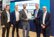 Verleihung des Zertifikats auf der SMM 2024. Von links: Guilherme Romar Borzacchiello, Umweltingenieur bei DNV; Benjamin Witt, Principal Environmental Compliance Director bei DNV; Joris Vernhaag, Senior Manager High & Heavy Breakbulk Germany bei Wallenius Wilhelmsen Ocean AS; Morten Lerø, Managing Director Advisory bei DNV; Olaf Doerk, Leiter des Advisory Centre Hamburg bei DNV.