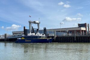 Der »Inselexpress 1« der Reederei Norden-Frisia legte als erstes Schiff vom neuen Anleger an der Fährbrücke 1 Richtung Juist ab.