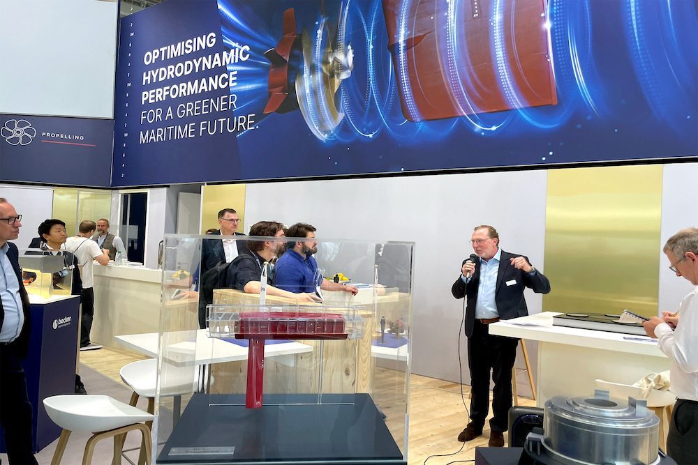 Becker Marine Systems hat auf der SMM die neuen Produktbereiche »Daggerboard« und »Steering Gear« vorgestellt.