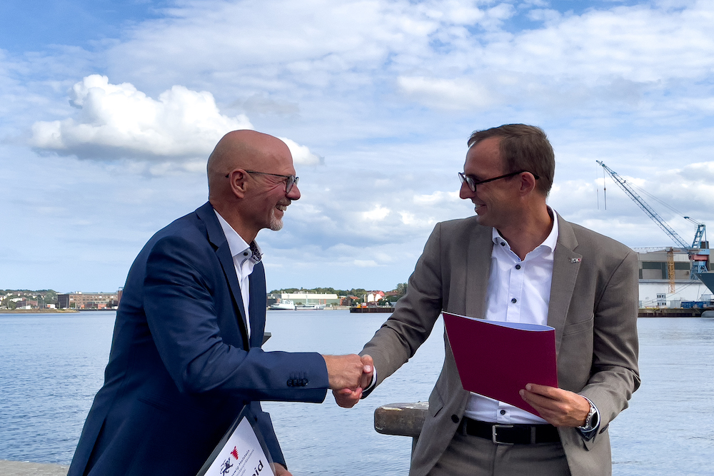 Thomas Hardt, Technischer Leiter Port of Kiel (links) erhält den Förderbescheid von Digitalisierungsinister Dirk Schroedter (rechts).