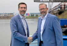 Neues Vereinsmitgliedschaft: duisport Namen (v. l.): Markus Heinen HHM-Repräsentant West begrüßt Christian Negele, Leiter External Affairs bei duisport, bei Hafen Hamburg Marketing.