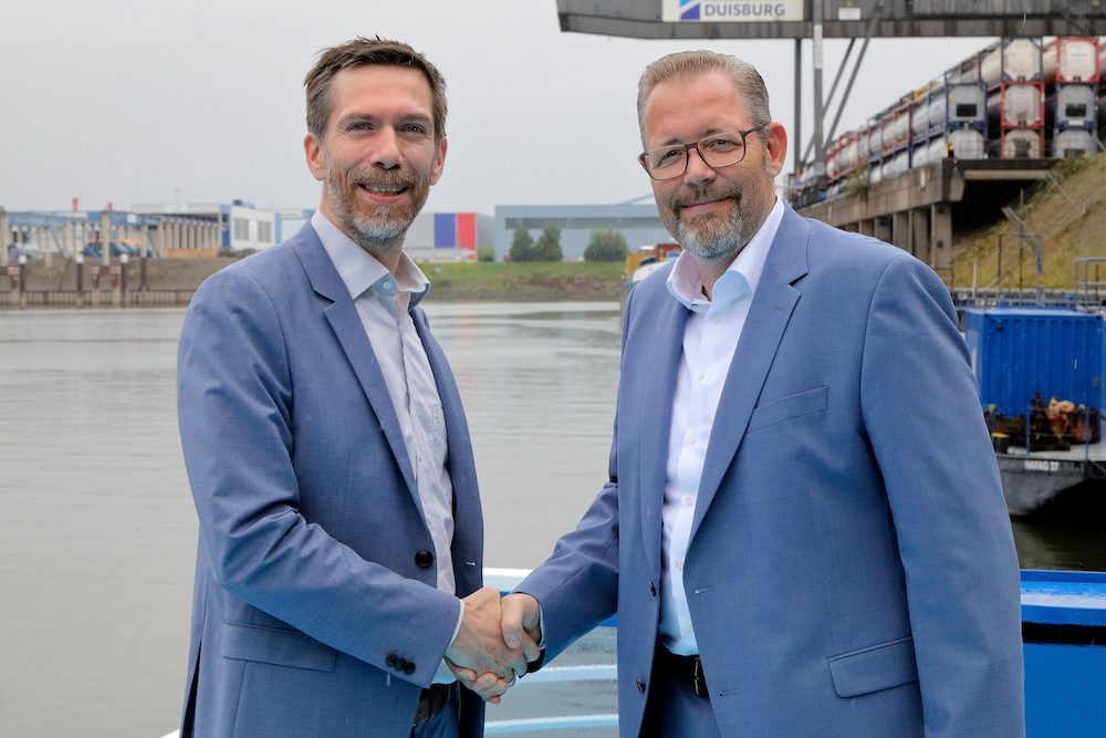 Neues Vereinsmitgliedschaft: duisport Namen (v. l.): Markus Heinen HHM-Repräsentant West begrüßt Christian Negele, Leiter External Affairs bei duisport, bei Hafen Hamburg Marketing.