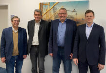 Reinhard Hegewald, Jörg Kuhls, Jan Remmers und Marco Abheiden (von links) im Gebäude der Anker Schiffahrts-Gesellschaft mbH im Emder Außenhafen, Ems