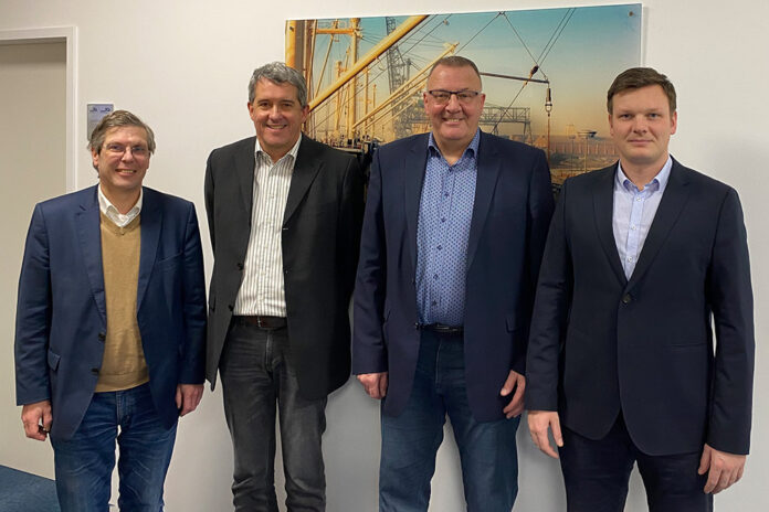 Reinhard Hegewald, Jörg Kuhls, Jan Remmers und Marco Abheiden (von links) im Gebäude der Anker Schiffahrts-Gesellschaft mbH im Emder Außenhafen, Ems