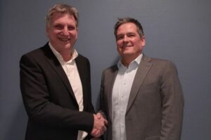 Thomas Friede, Vorsitzender des Hafenrates, gratuliert dem neuen UVHH-Präsidenten Rainer Fabian