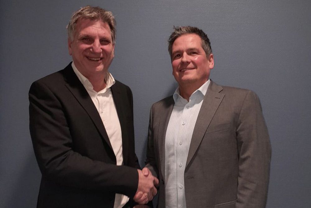 Thomas Friede, Vorsitzender des Hafenrates, gratuliert dem neuen UVHH-Präsidenten Rainer Fabian