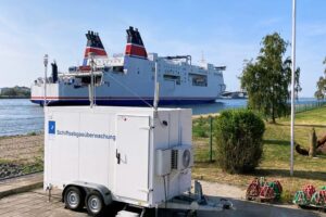 Die Schiffsabgasmessstation in Rostock Hohe Düne auf dem Gelände des Wasserstraßen- und Schifffahrtsamts Ostsee. (Quelle: BSH)
