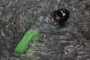 Ein Taucher reinigte die Schiffe unter Wasser. Bewuchs- und Beschichtungspartikel wurden aufgefangen. (Quelle: LimnoMar)