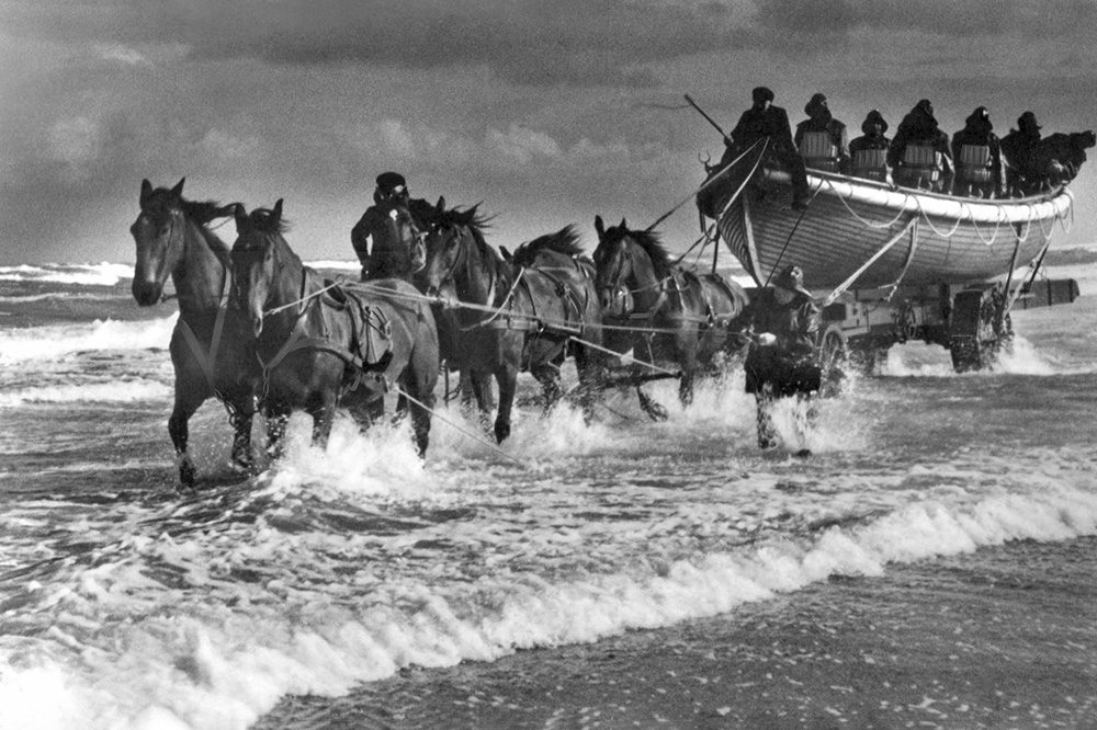 Pferde brachten die Ruderrettungsboote auf speziellen Ablaufwagen zum Strand.
