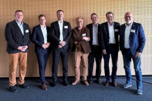 Brunsbüttel, v.l.n.r. Torsten Krohn (Leitung Werksgruppe Lägerdorf Holcim), Staatssekretär Joschka Knuth (MEKUN Land SH), Dr. Dominik Albrecht (Director Business Development Linde GmbH), Professor Klaus Wallmann (GEOMAR Helmholtz Institut für Ozeanforschung Kiel), Martin Frings (Head of Business Development Carbon Infrastructure Open Grid Europe GmbH), Frank Schnabel (Sprecher der Werkleiterrunde Geschäftsführer der Brunsbüttel Ports GmbH und SCHRAMM group) und Martin Schmedtje (Bürgermeister Stadt Brunsbüttel).
