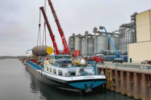 Deugro, Binnenschiff, Wärmetauscher, Hafenkran