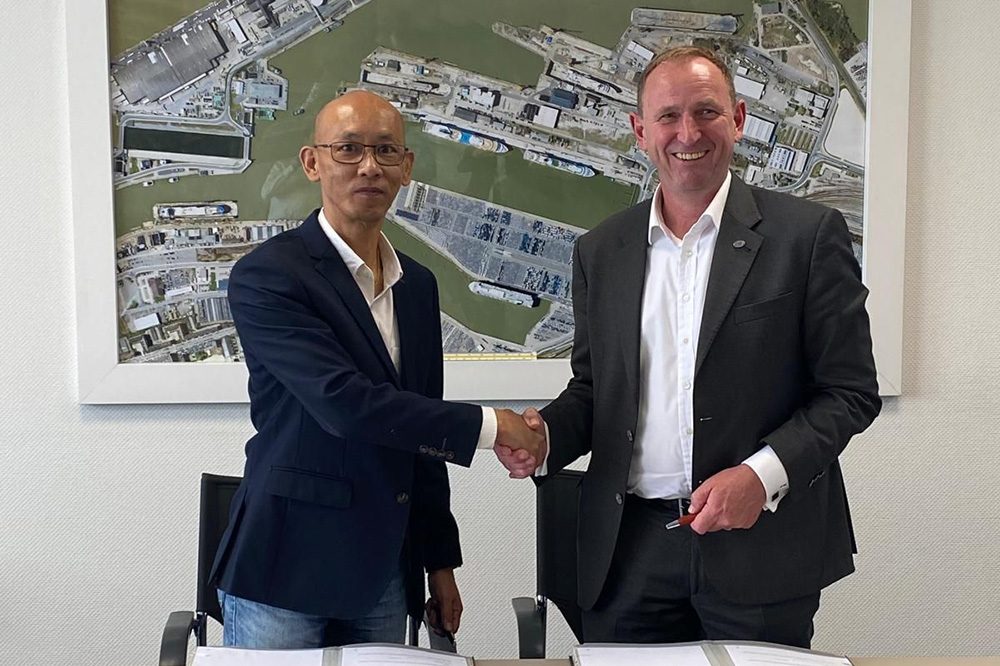 Vertragsunterzeichnung,-Tiew-Sien-Kheng,-links-und-Friedrich-Norden,-Llloyd-Werft,-rechts